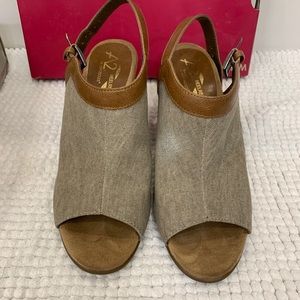 Canvas shoe-tie with leather strap